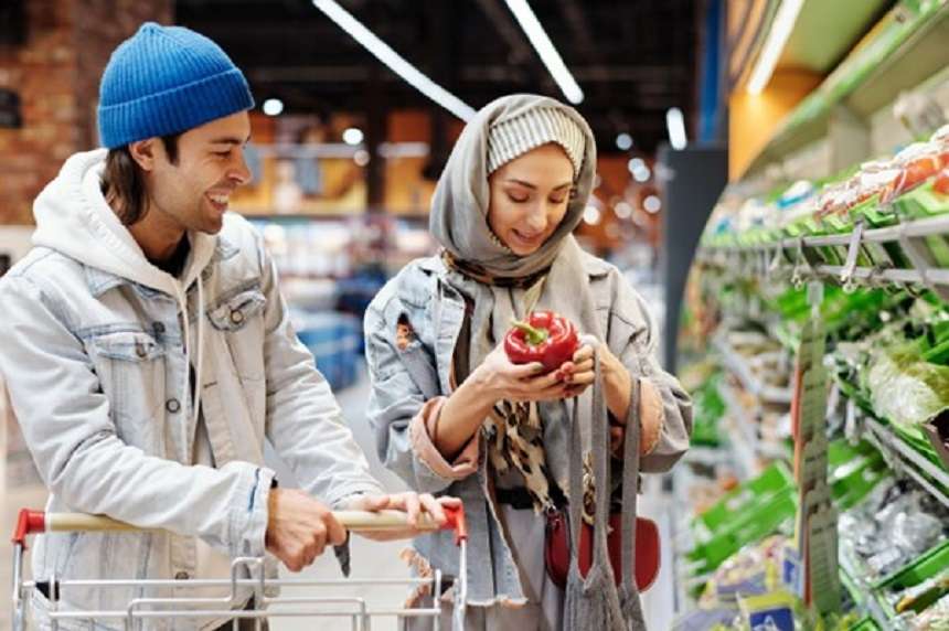 2 young people looking at fresh vegetables